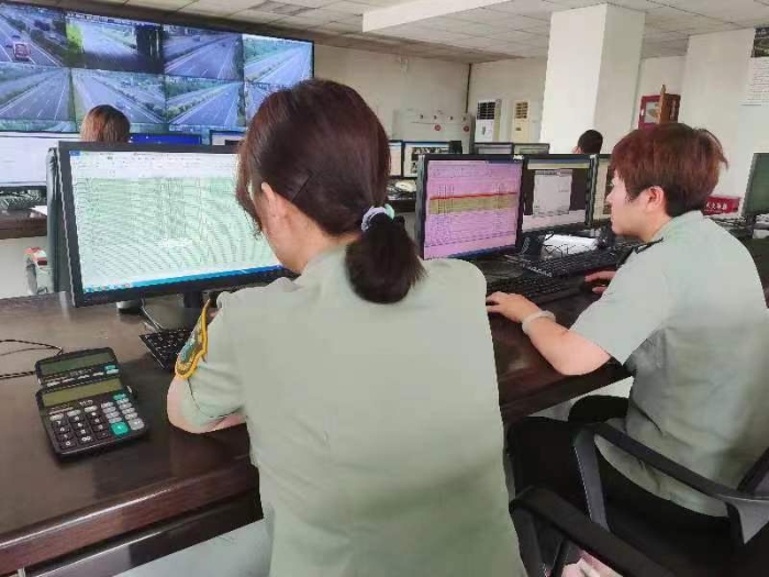 石家庄管理所外部稽核一中队稽核员正在进行数据分析